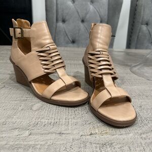 New Maurices Elegant Tan Wedge Sandals size 7